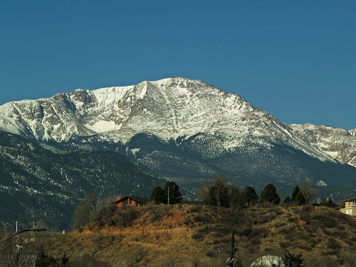 Pikes Peak summit view with visitor center and sweeping mountain vistas