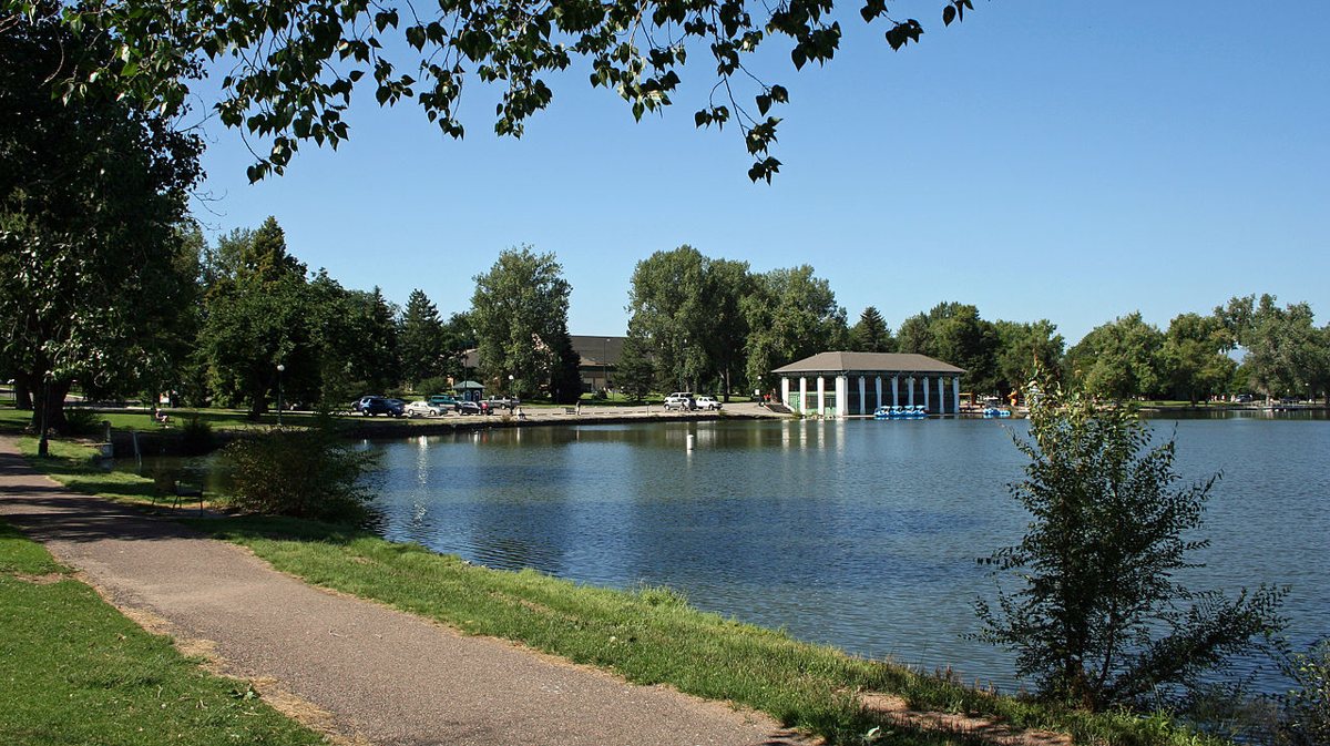 the historic boathouse and Smith Lake at Washington Park in Denver on a clear day